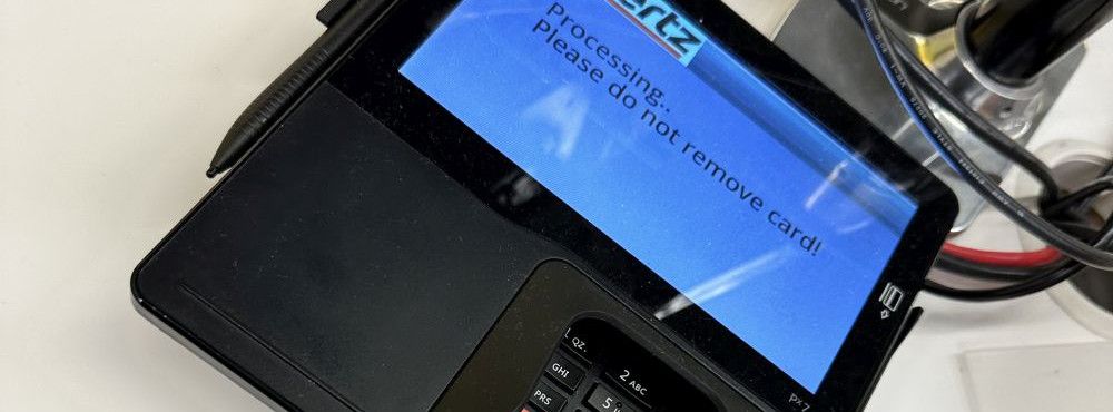 Kreditkartenlesegerät zur Hinterlegung der Kaution für einen TUI Cars Mietwagen