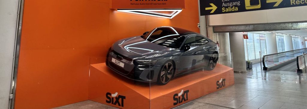 Ein Audi Sixt Mietwagen am Flughafen ausgestellt